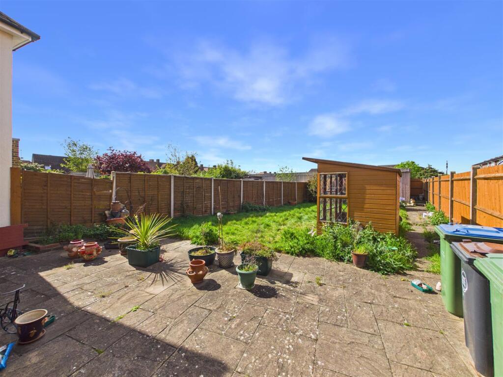 Ambleside Avenue, Walton-on-Thames – pohled 2