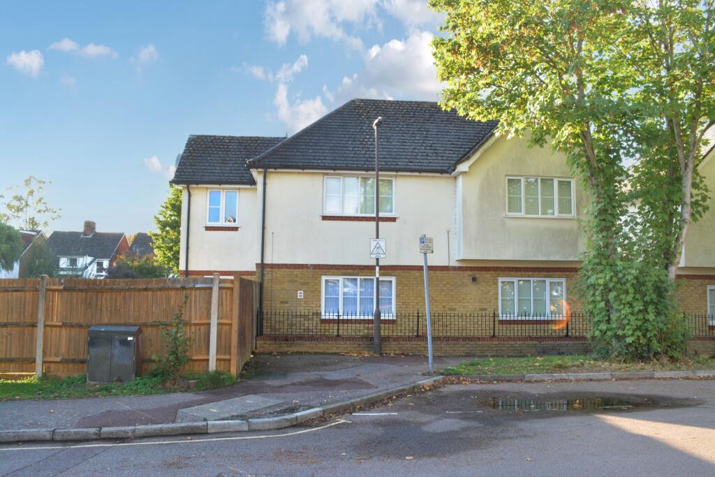 2-bed flat on Clitherow Gardens, Southgate, RH10, £225,000