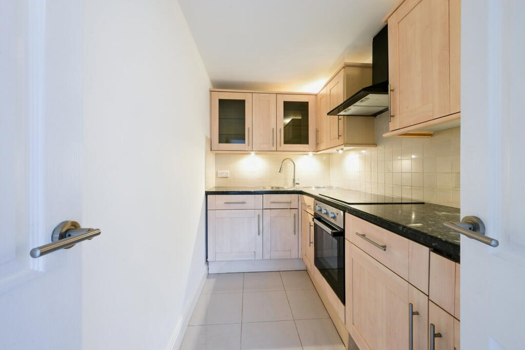 Apartment in Kingston upon Thames - View 5