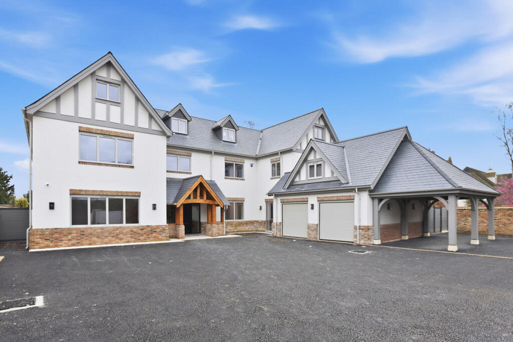 Main image of property: Tiddington Road, Stratford-upon-avon, CV37 7BB