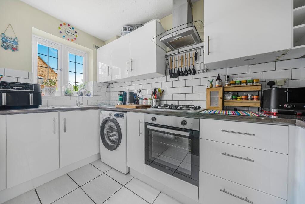 House in Spelthorne, Sunbury Common, Charlton - View 3