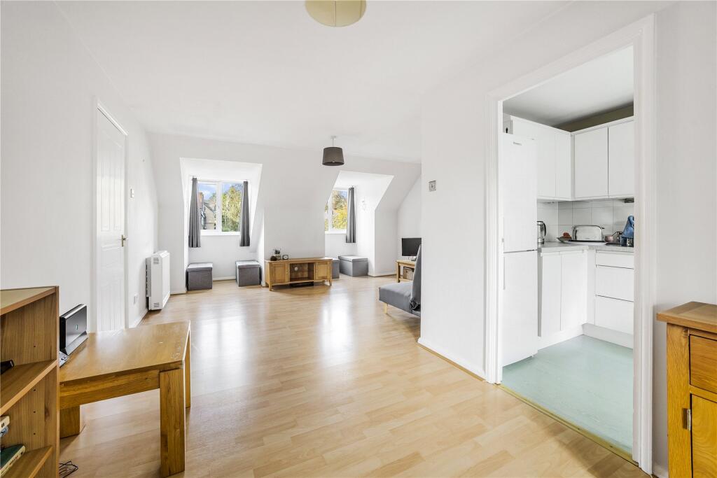 Apartment in Woking, Knaphill - View 5