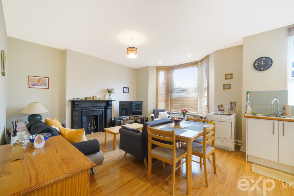 2-bed flat on Sellons Avenue, Harlesden, London, NW10 4HL, £350,000