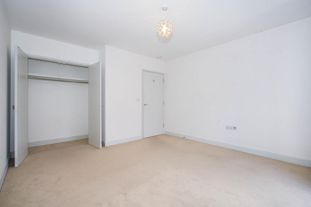 Apartment in Swindon, Churchward, Central Swindon North - More