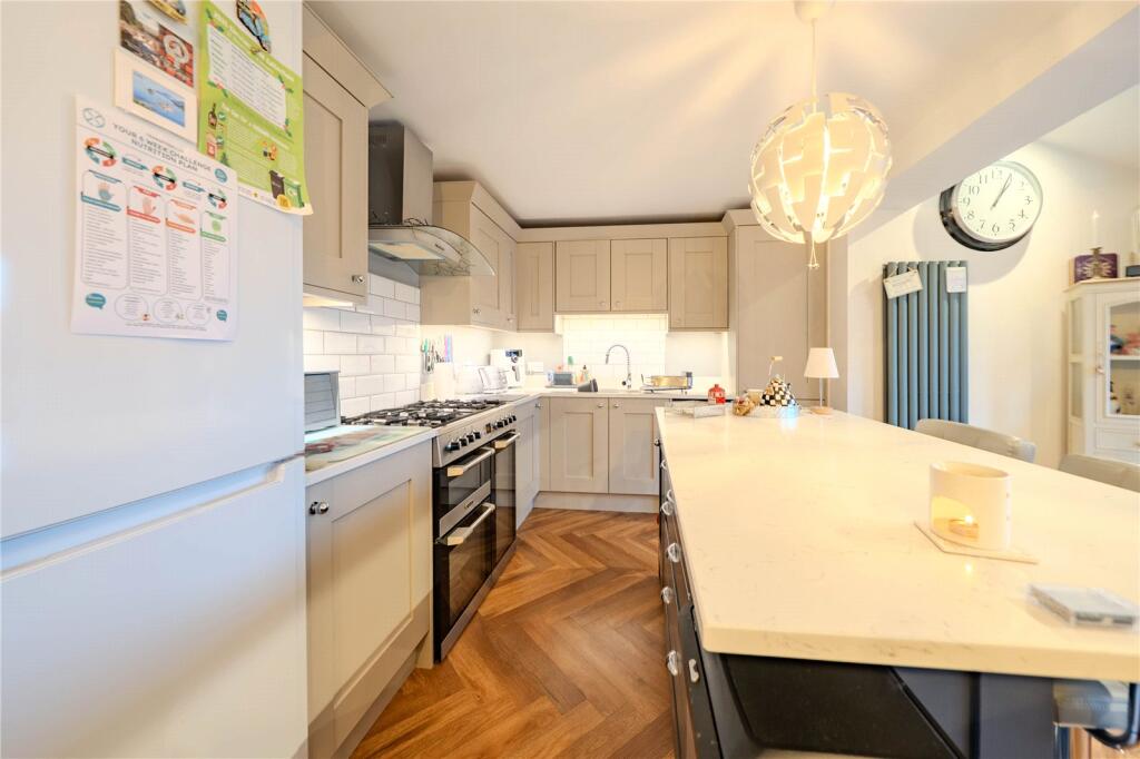 New Park Avenue, Farsley, Pudsey, West Yorkshire - View 4