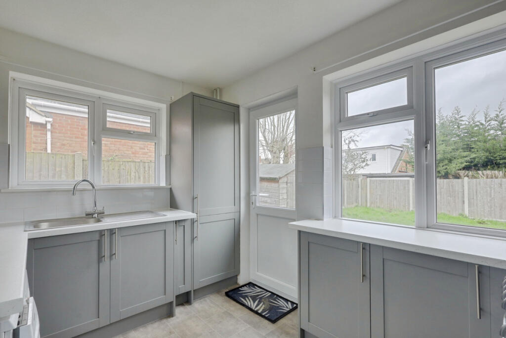 Chesterfield Crescent, Leigh-on-sea, SS9 photo 3