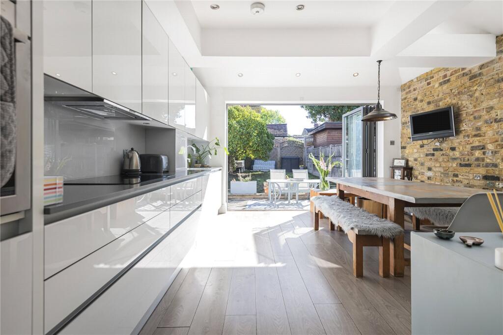 House in Radlett, Battlers Green, Aldenham - More