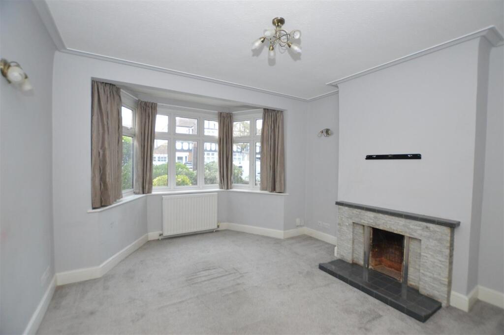 Strathearn Avenue, Whitton, Twickenham photo 4