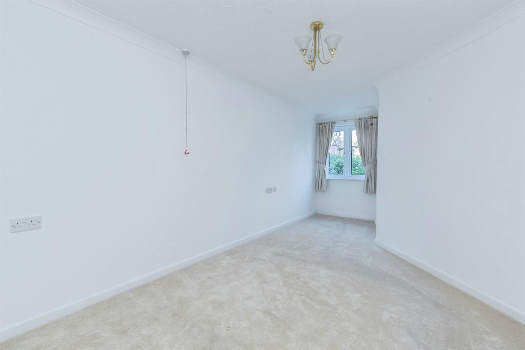 Ringwood Road, Ferndown photo 3