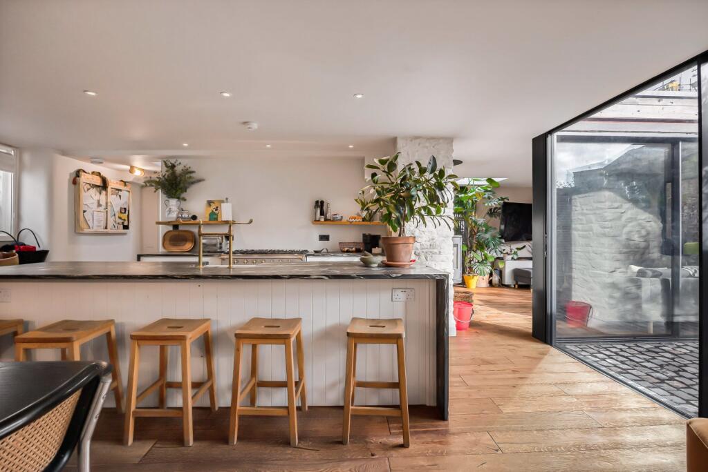 House in Cotswold, Watermoor, Cirencester - More