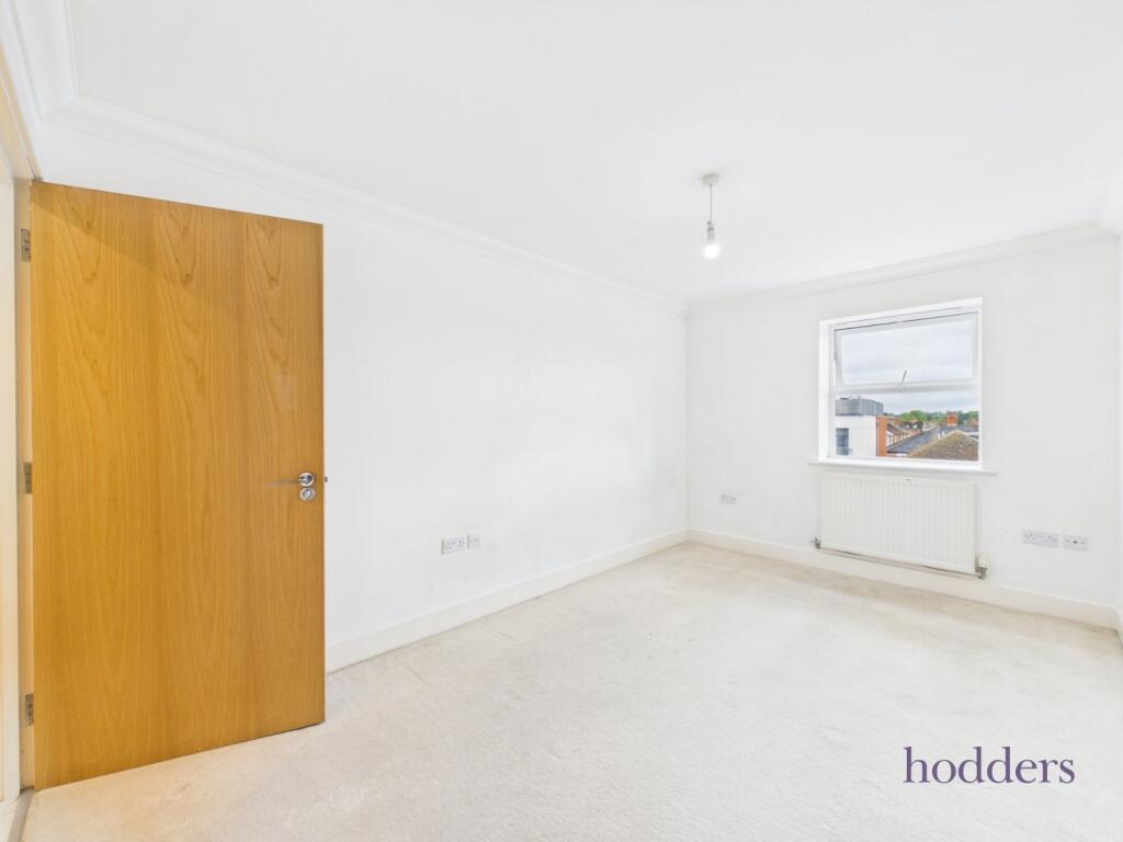 Apartment in Runnymede, Chertsey - View 4
