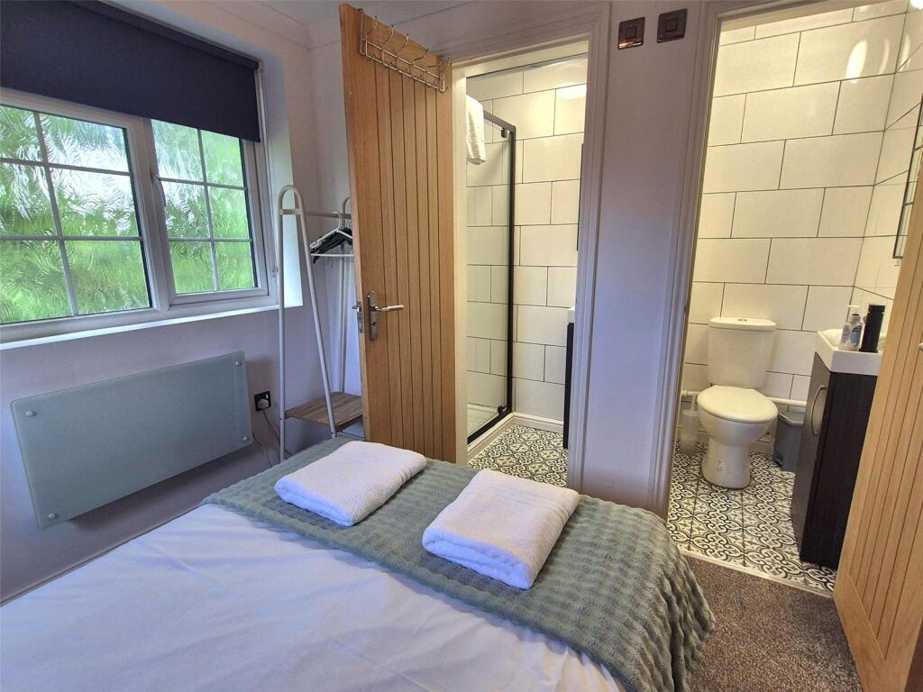 Apartment in Nuneaton and Bedworth, Warwickshire - View 4