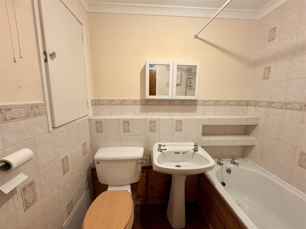 Apartment in Wolverhampton, Goldthorn Hill - More