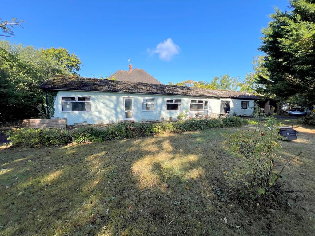 2-bed bungalow on Silver Street, Hordle, Lymington, Hampshire. SO41 0FN, £350,000
