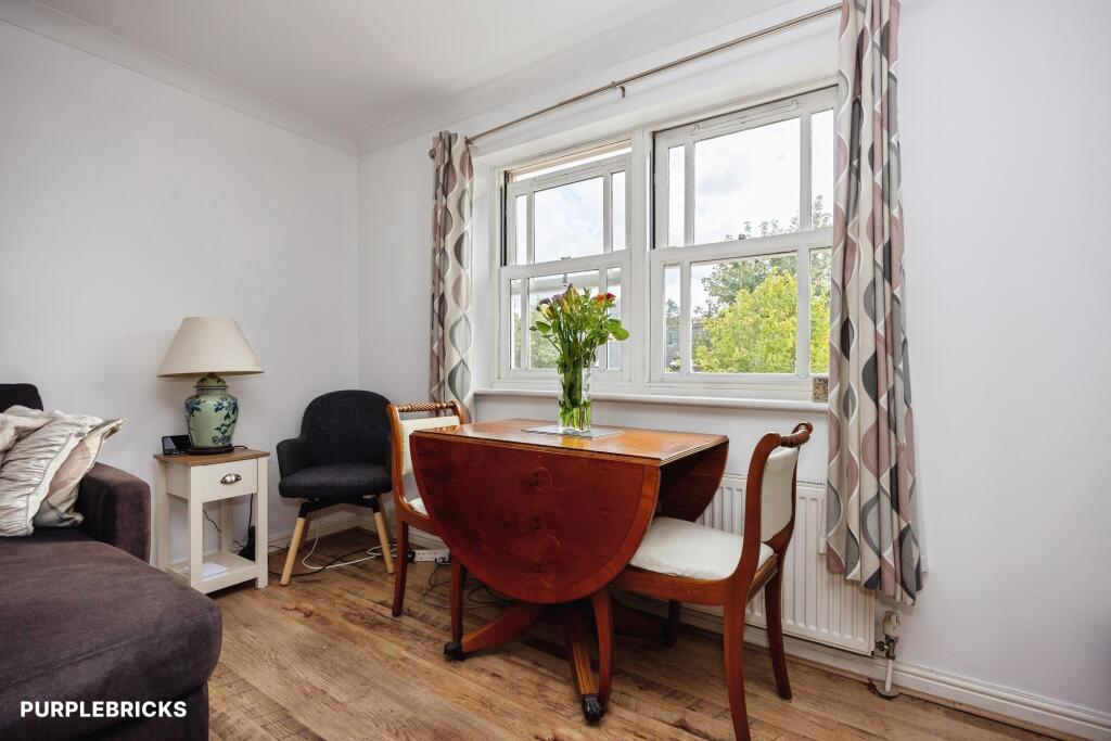 Apartment in Guildford, Surrey - More