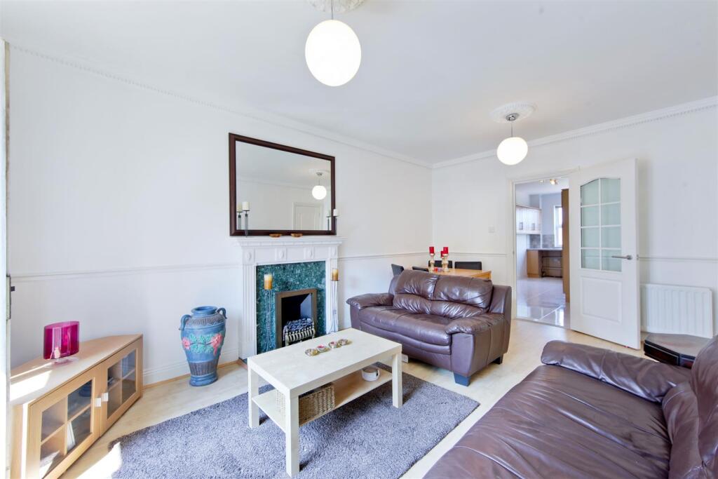 Apartment in London, St Olave's Estate, The Borough - View 2