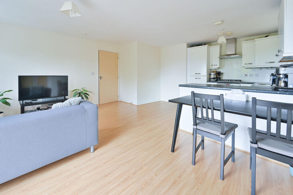 Apartment in Watford, Hertfordshire - View 4