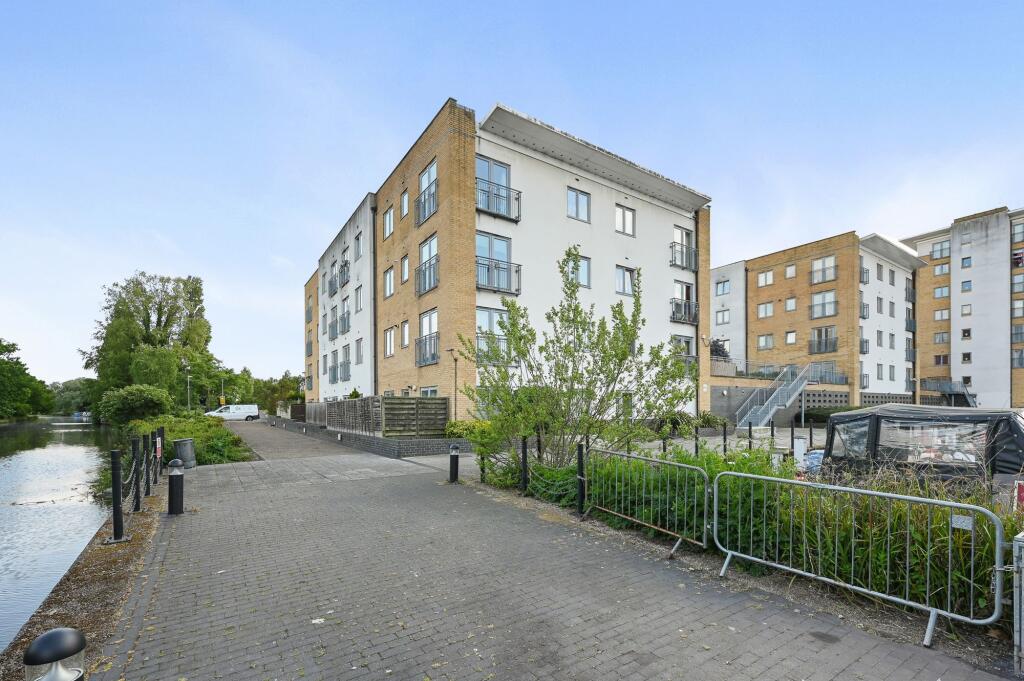 2-bed flat on Waxlow Way, Ashby House Waxlow Way, UB5, £265,000