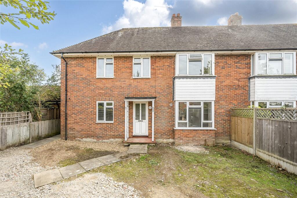 2-bed flat on Woodside, West Horsley, Surrey, KT24, £275,000