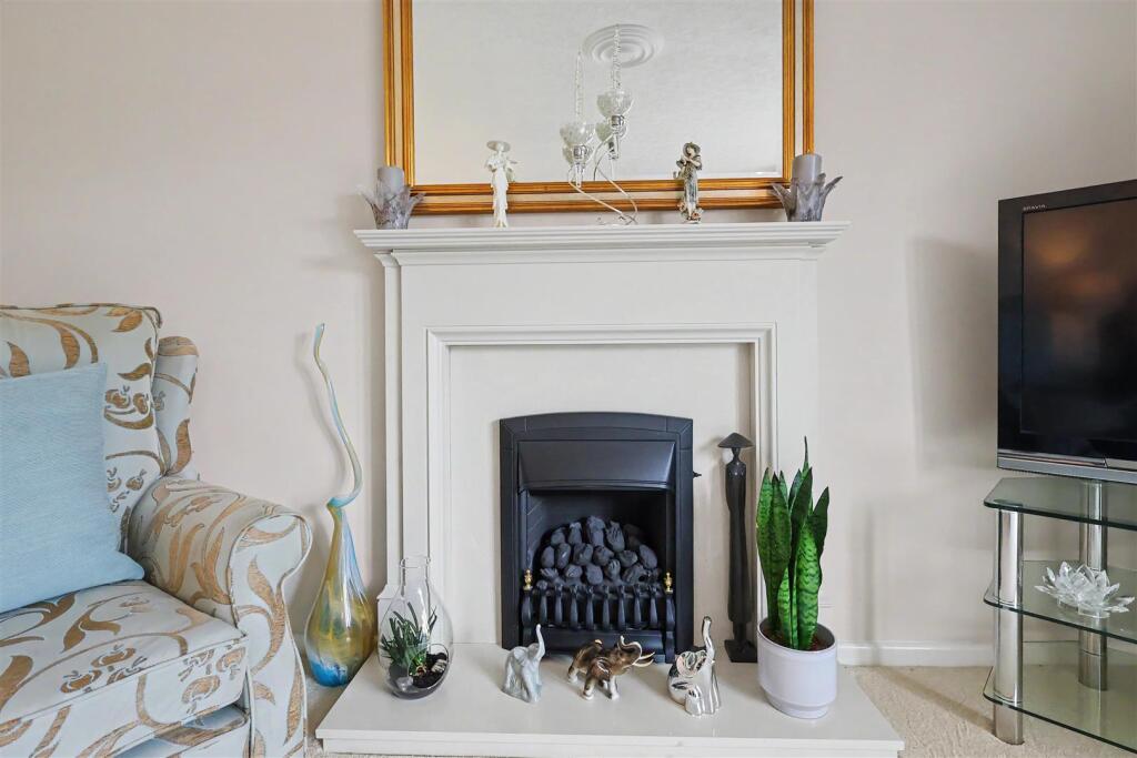 House in Nottingham, Gedling - More
