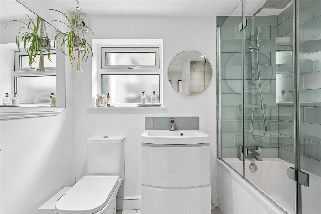 Apartment in London, Windmill Green Estate, Earlsfield - More