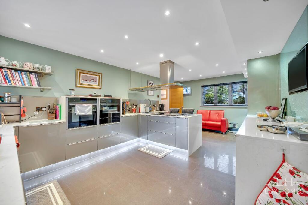 House in London, Emerson Park - View 2