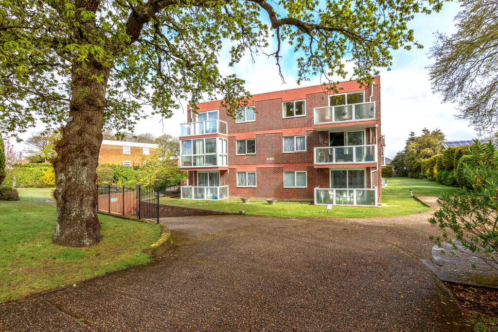 2-bed flat on Grove Gardens, 116 Southbourne Road, £250,000