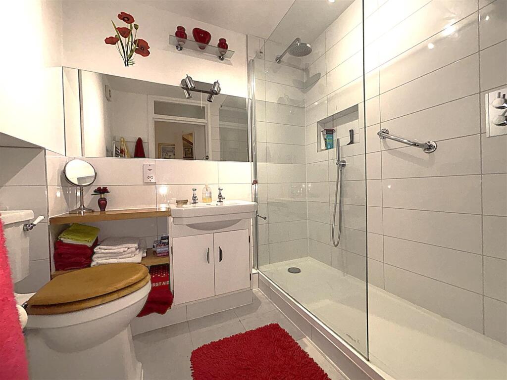 Apartment in London, London Borough of Bromley - View 4