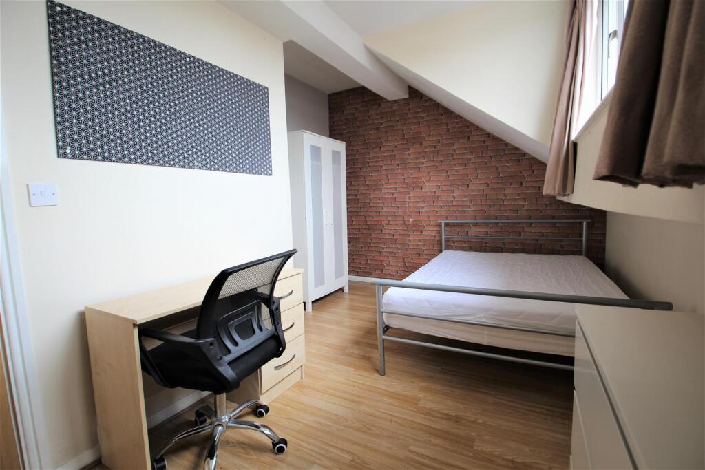 House in Leeds, West Yorkshire - View 4