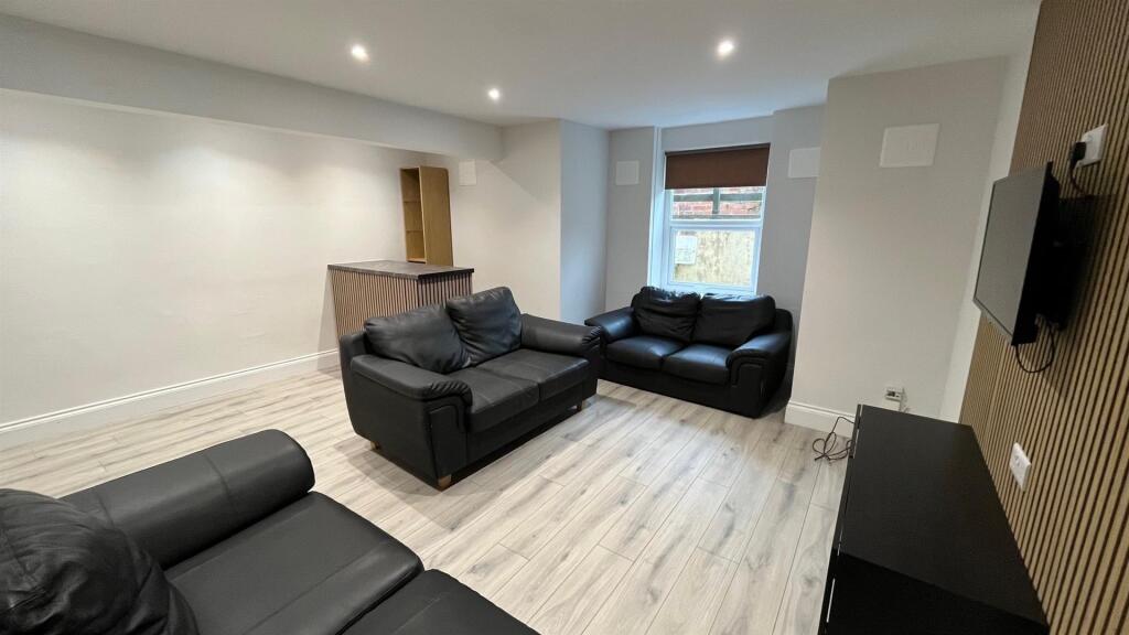 6 bedroom house for rent