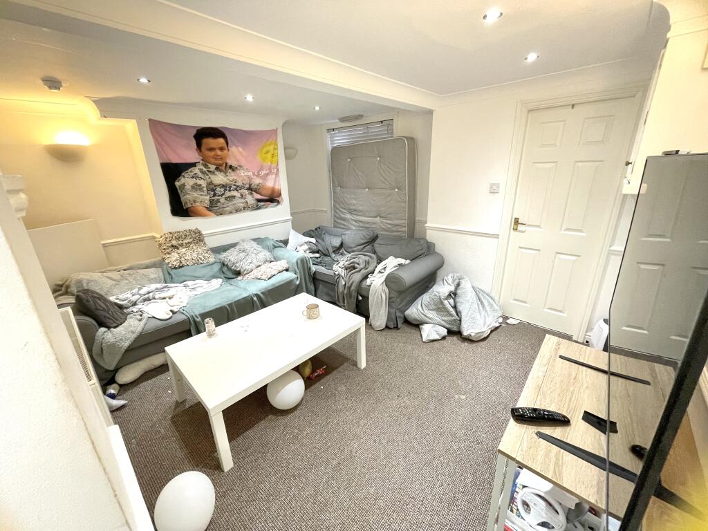 House in Leeds, West Yorkshire - View 5