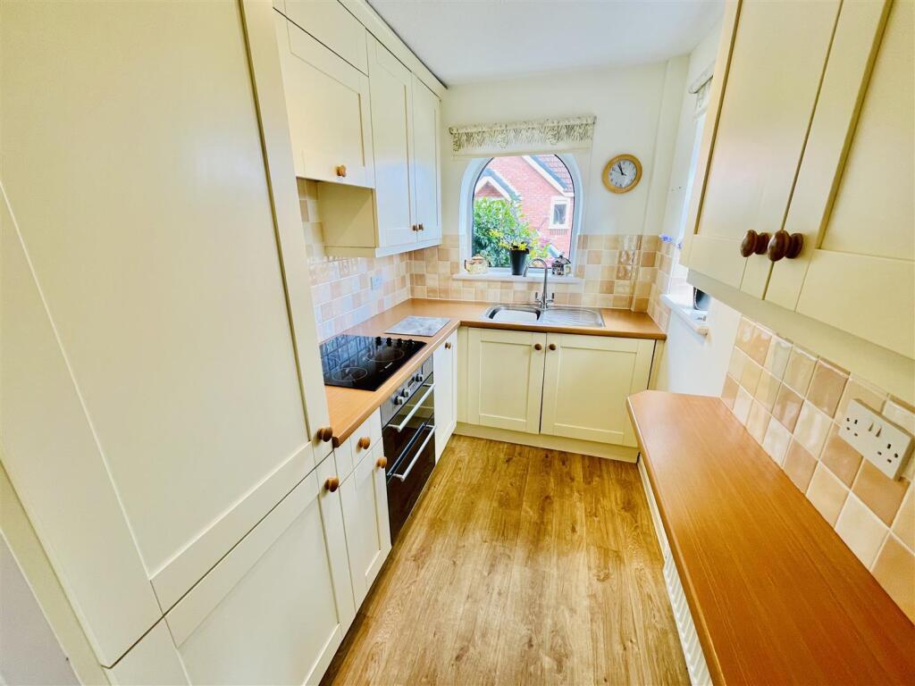Rimington Close, Culcheth, Warrington photo 3