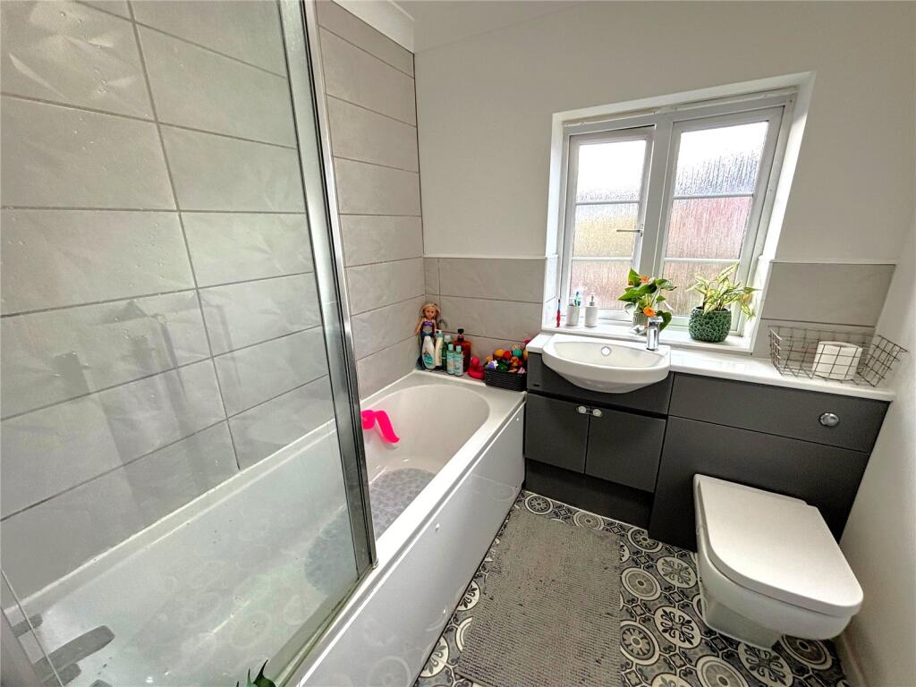 House in Fareham, West End - More