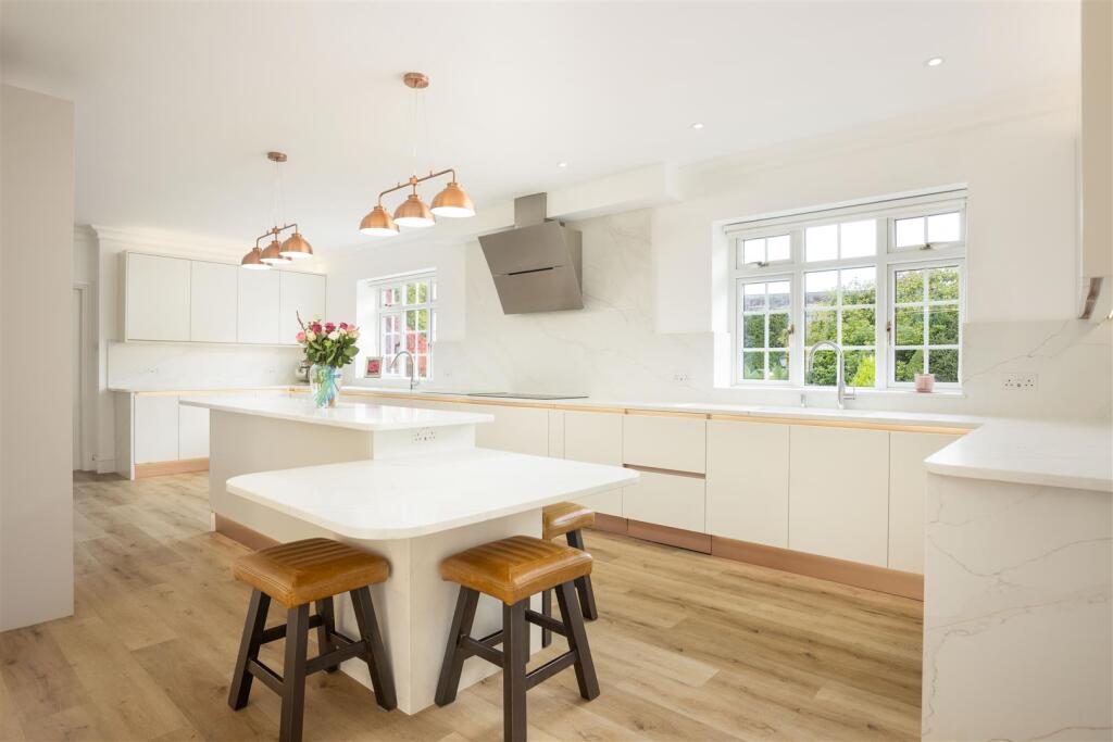 Manor House Lane, Alwoodley photo 4