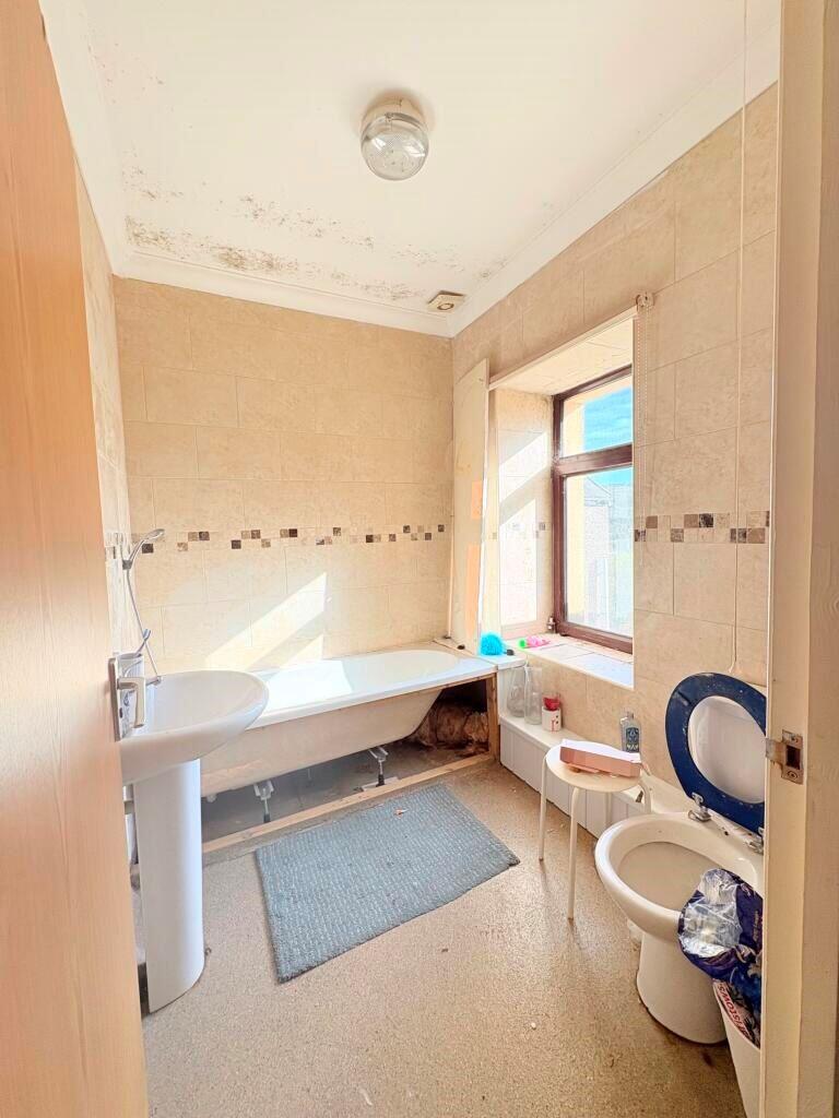 Apartment in Newport - View 4
