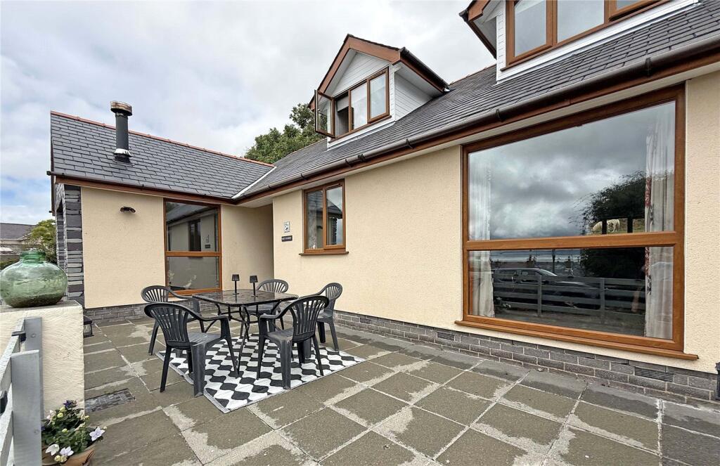 House in Llandudno, Gwynedd - More