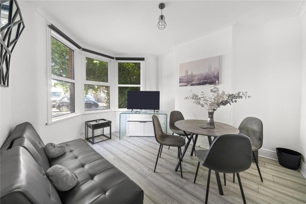 2-bed flat on Markhouse Road, Walthamstow, London, E17, £400,000