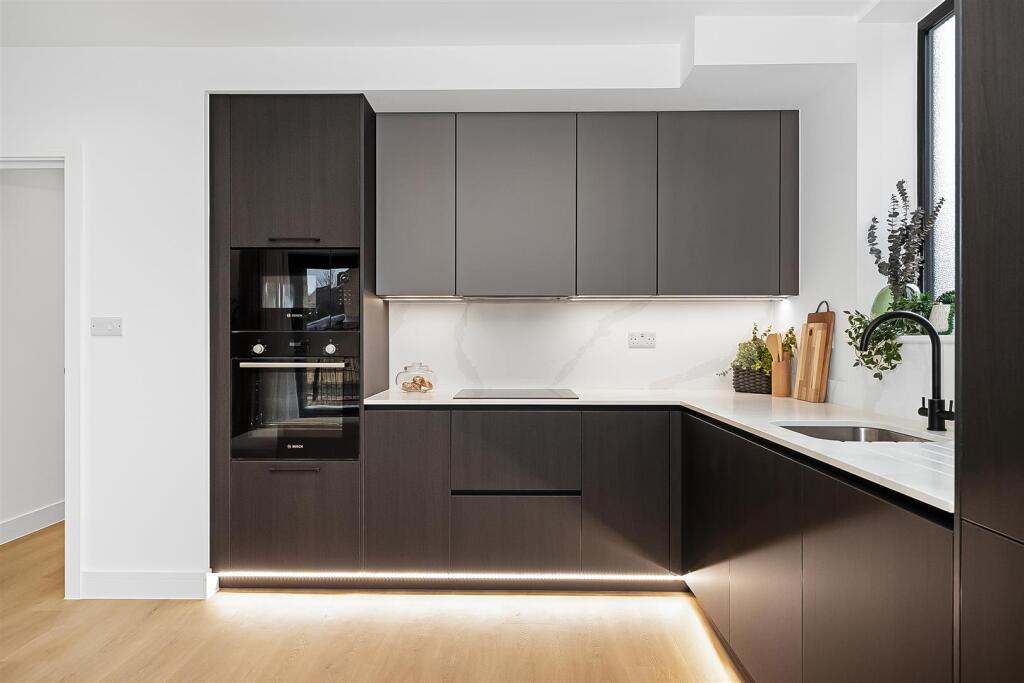 Main image of property: Flat 2, Thistle Court, Kiln Lane, Epsom, Surrey, KT17