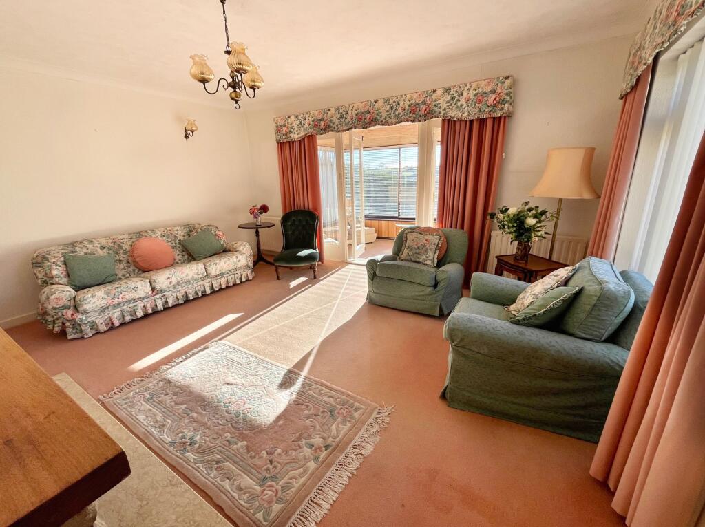 Castle Hill, Llanblethian, CF71 photo 2