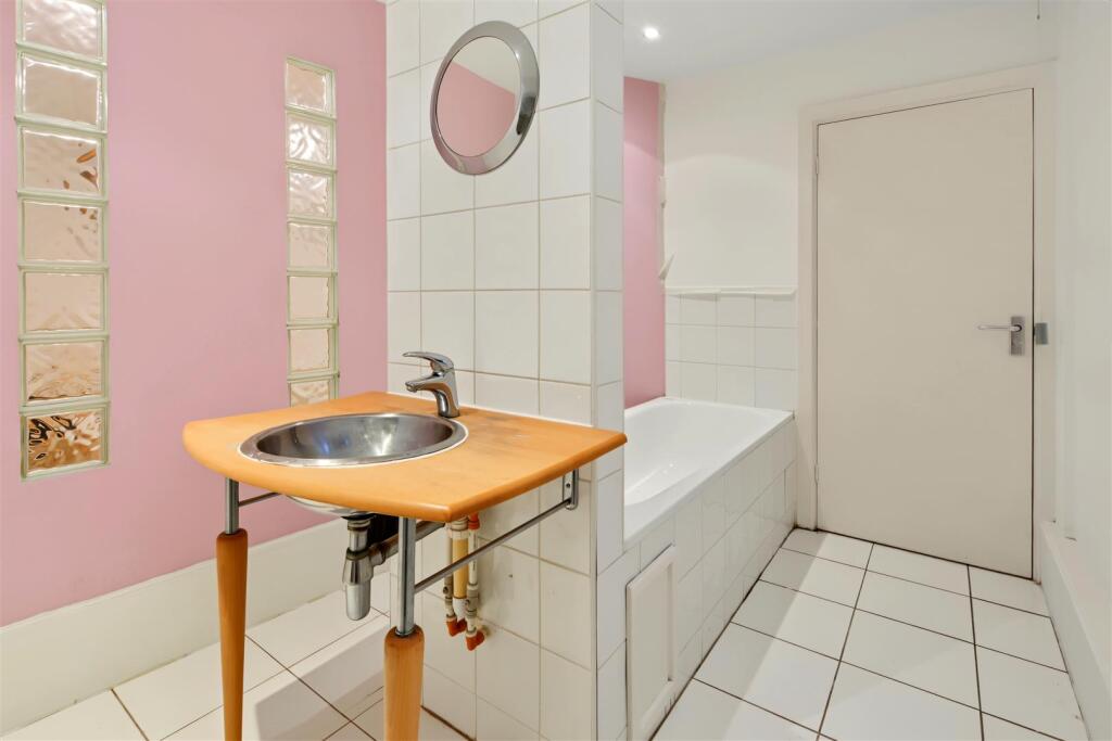Apartment in Nottingham, Lace Market, St Ann's - View 6