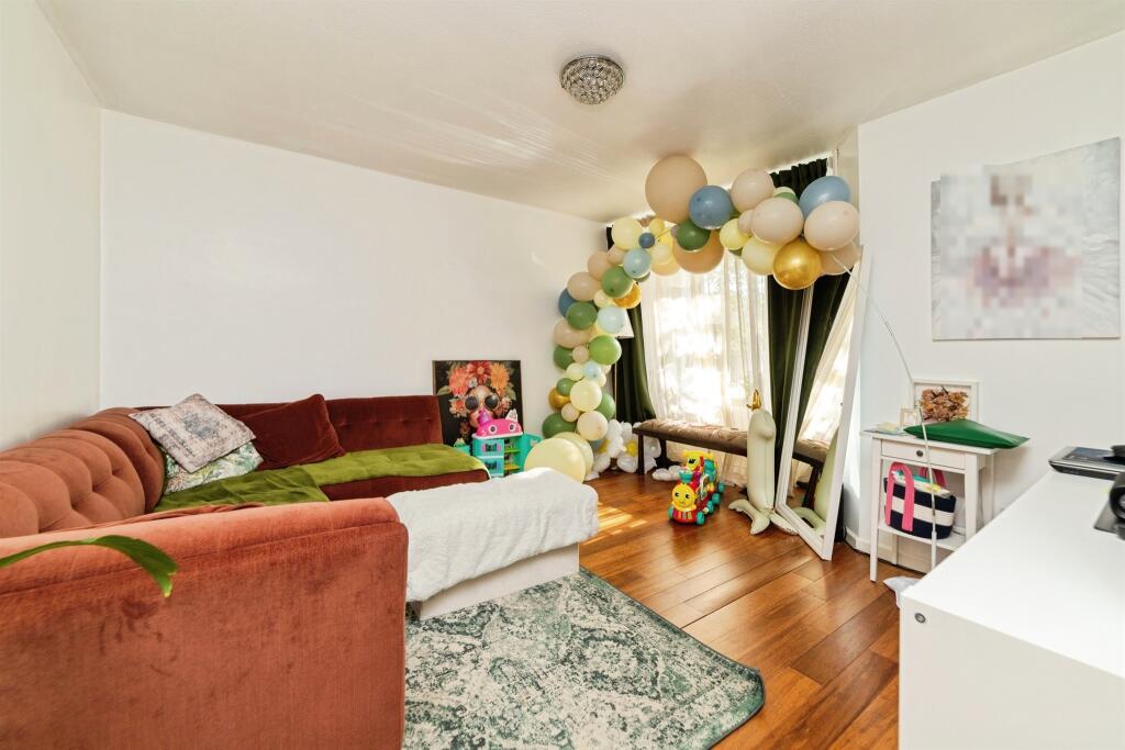 House in Welwyn Hatfield, Hertfordshire - View 3