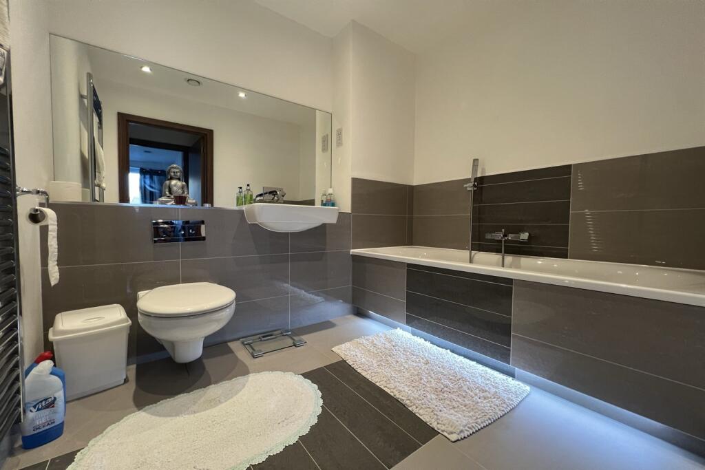 Apartment in Southend-on-Sea, Essex - More