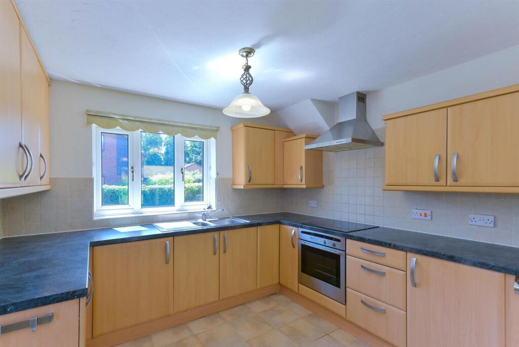 Felcourt Drive, Kingswood Oak, Shrewsbury photo 4