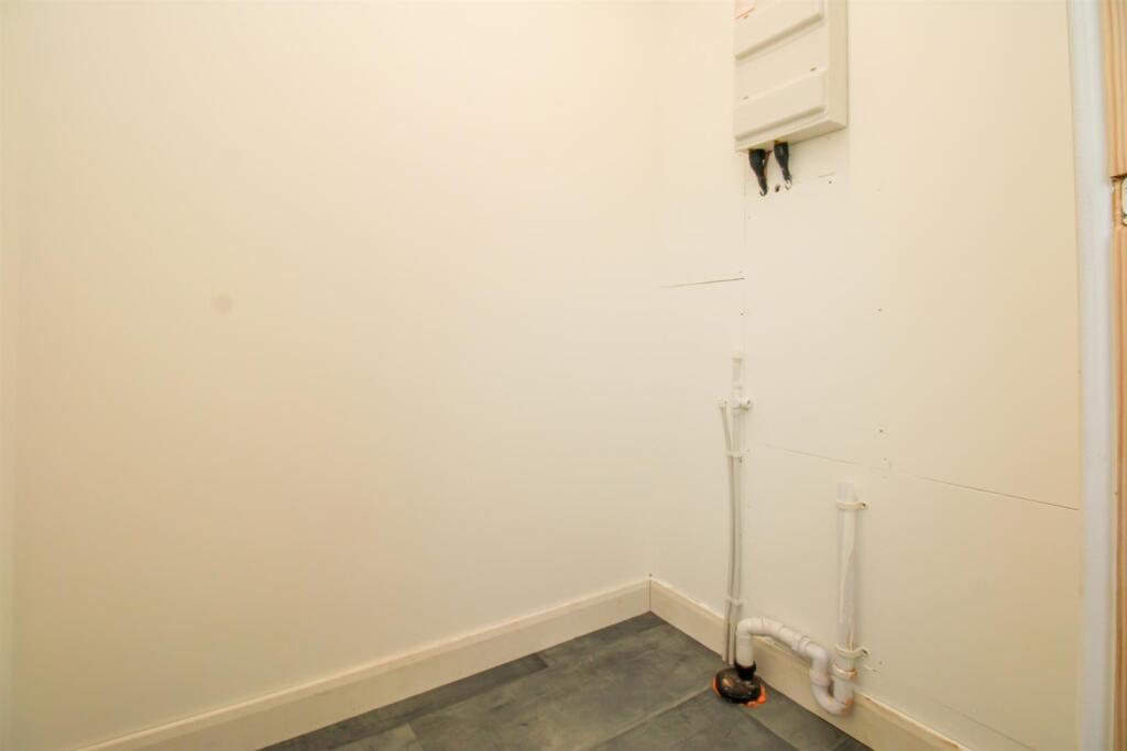 House in Wakefield, Crigglestone - More