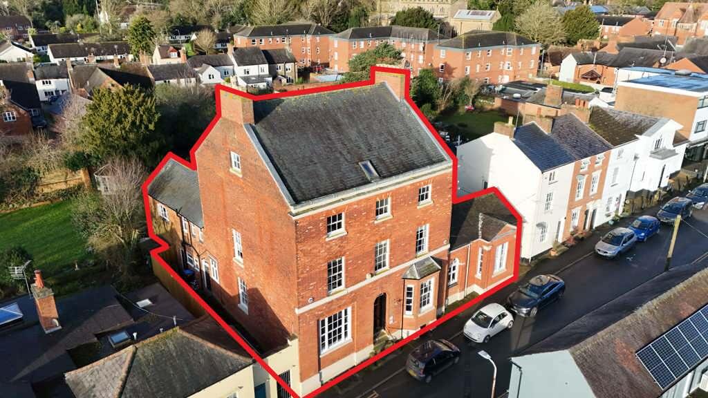 Main image of property: Devonshire House & 22 Bank Street, Lutterworth, Leicestershire, LE17 4AG