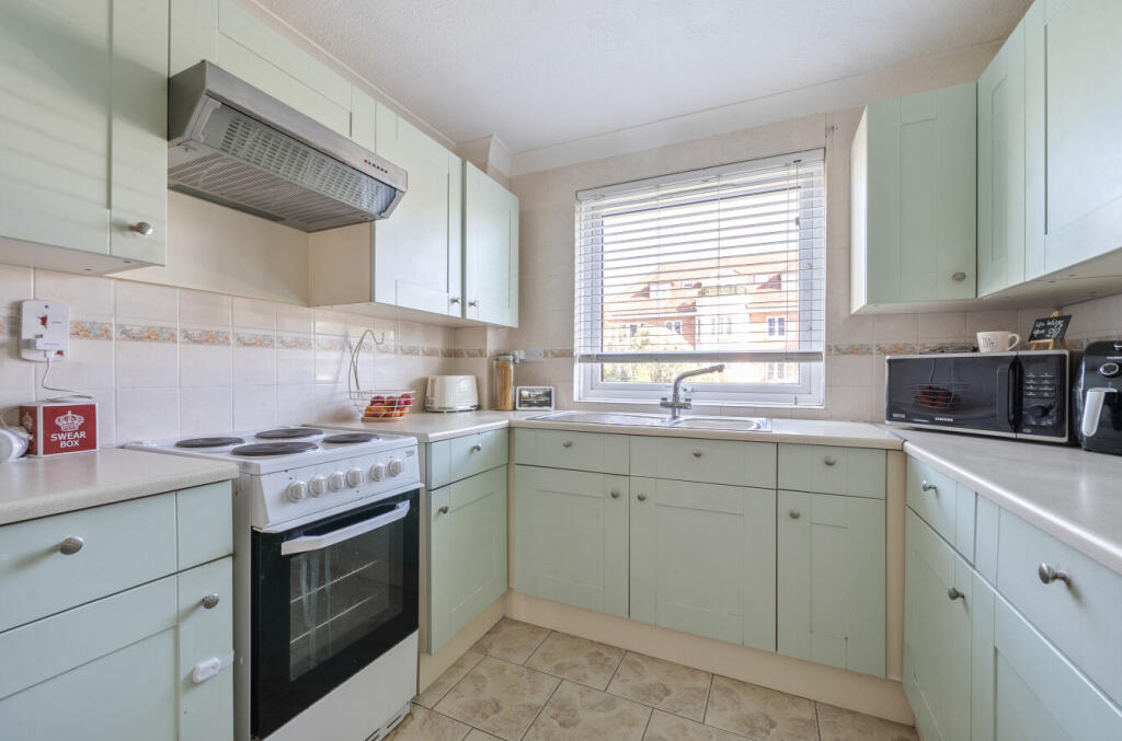 Wallace Avenue, Worthing, West Sussex, BN11 photo 3