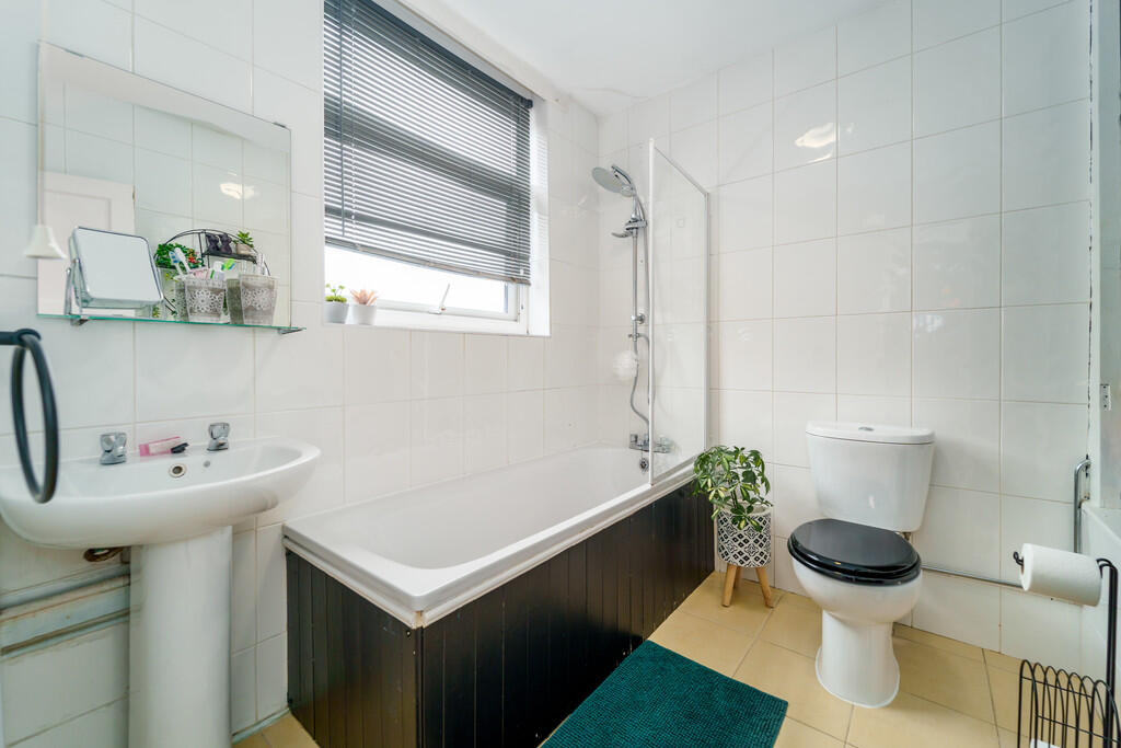 Penton Avenue, Staines-upon-Thames, Surrey TW18 photo 4