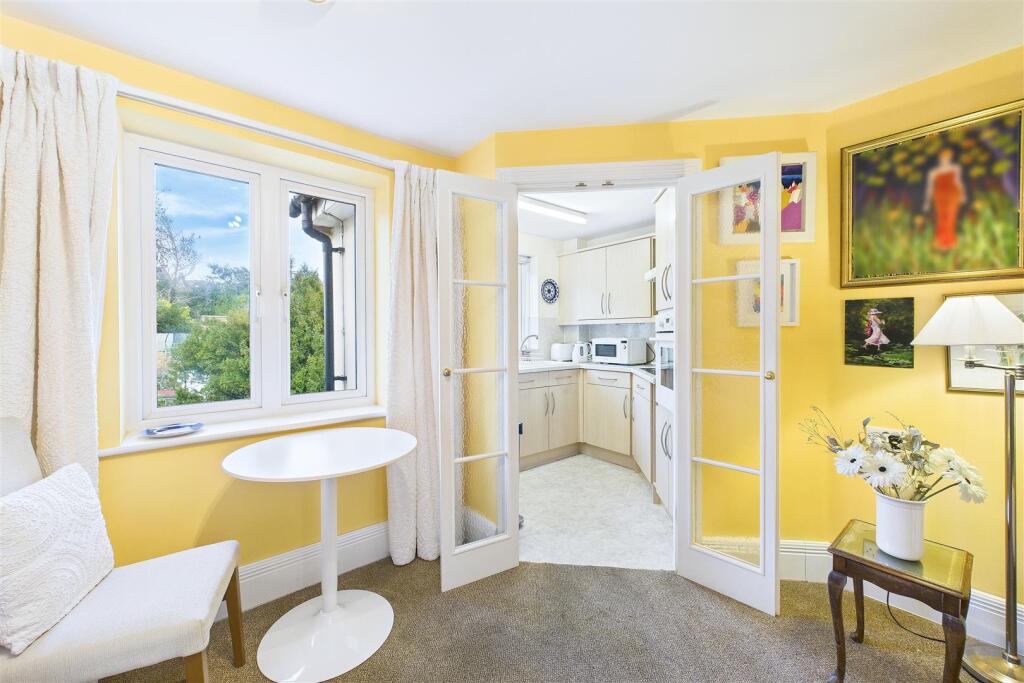 Second floor apartment in central Clevedon photo 3