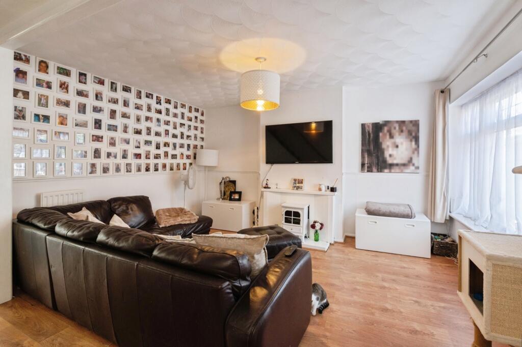 House in Grays, Little Thurrock - More