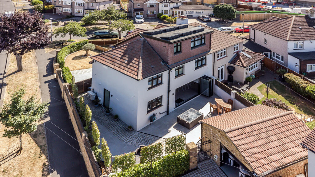 House in London, Royal Borough of Kingston upon Thames - View 2
